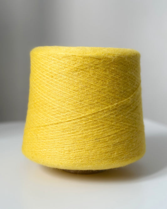 75% baby alpaca 25% seta Colore filato Giallo